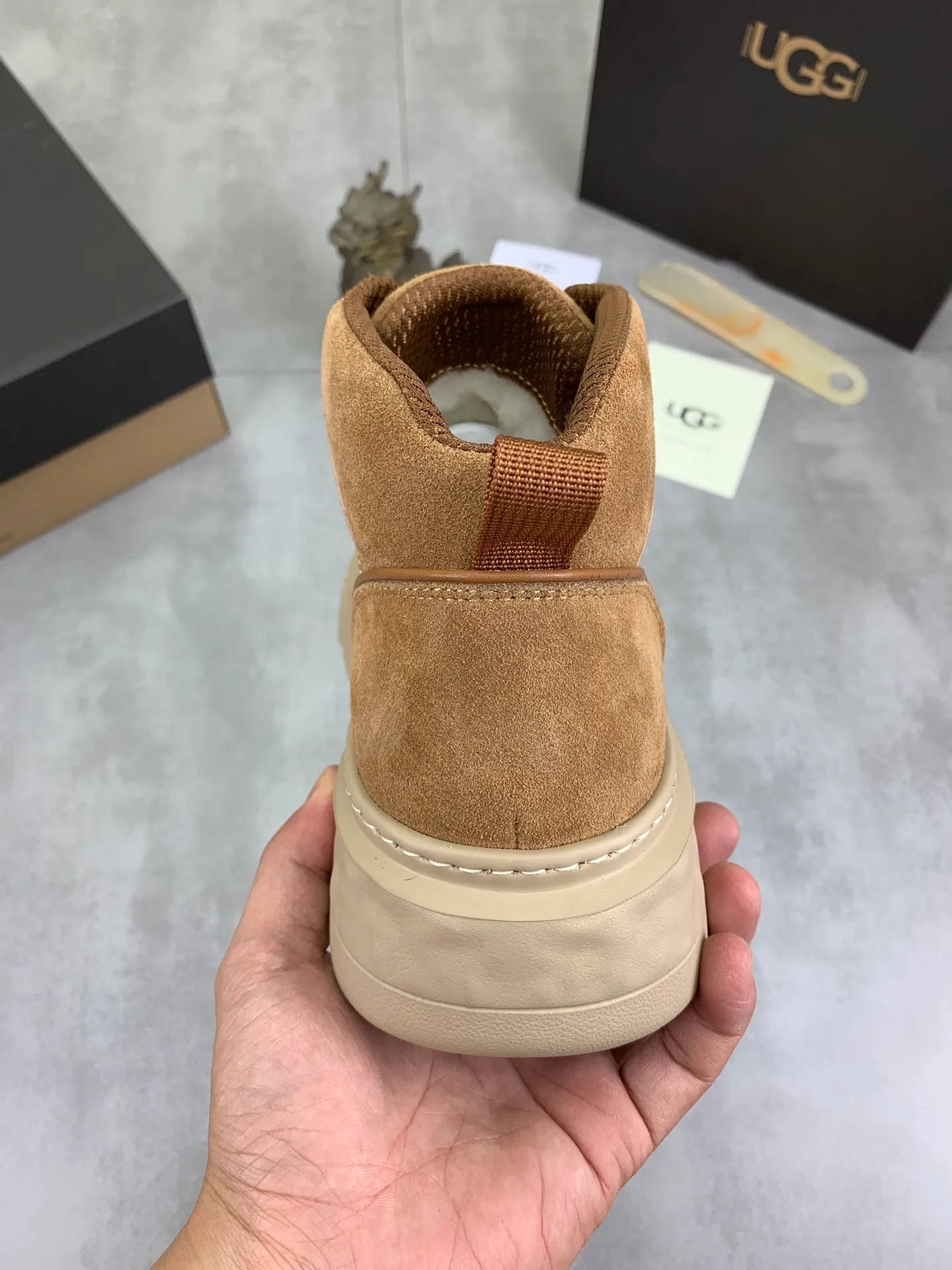 Men's shoes 💰P640 [New style] 💰 🆘 "Real wool" [UGG] 👉The popular men's shoes are synchronized with the official website 🔰The quality of the genuine products [satisfied] is not comparable to the imitations in the general market 🌀The upper is imported Italian frosted cowhide, and the lining is: foot pad 🅰️ grade 🐑Real wool👻Only Grade A can show the effect The hand feels smooth and delicate 🔱The shoe shape is grand, only genuine manufacturers can achieve it 🎄The perfect toughness of the original outsole 👻⬛️ can allow customers to bid farewell to one-time consumption. Real wool lining, super warm. Available in brown or gray. Number of yards: 39-44